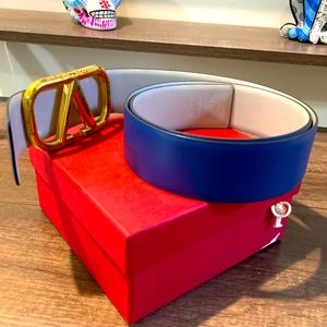 Authentic VALENTINO women belt in leather. Color Blue.